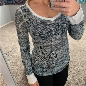 Long sleeve V-neck